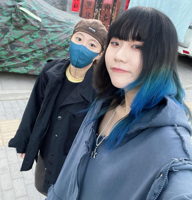 王菲女儿与同父异母妹妹聚会，一个脸上纹身一个染蓝发，造型前卫