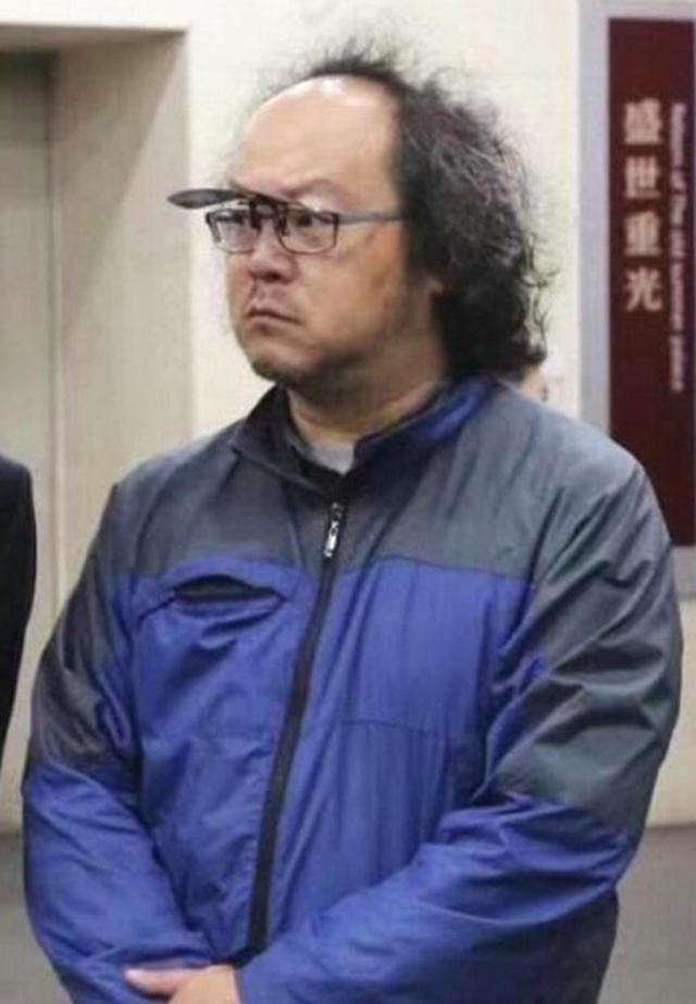 王菲女儿与同父异母妹妹聚会，一个脸上纹身一个染蓝发，造型前卫