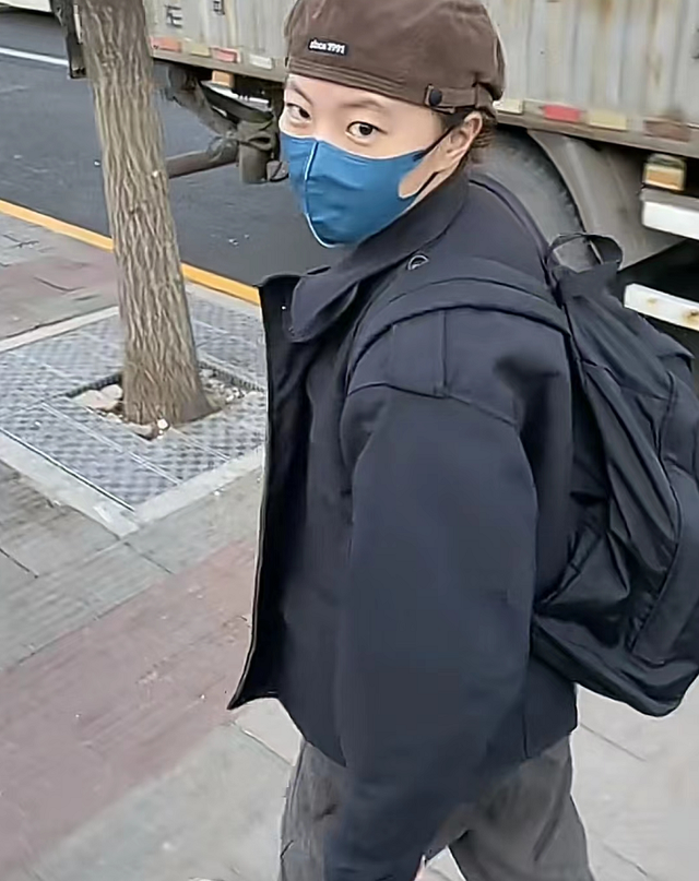 王菲女儿与同父异母妹妹聚会，一个脸上纹身一个染蓝发，造型前卫