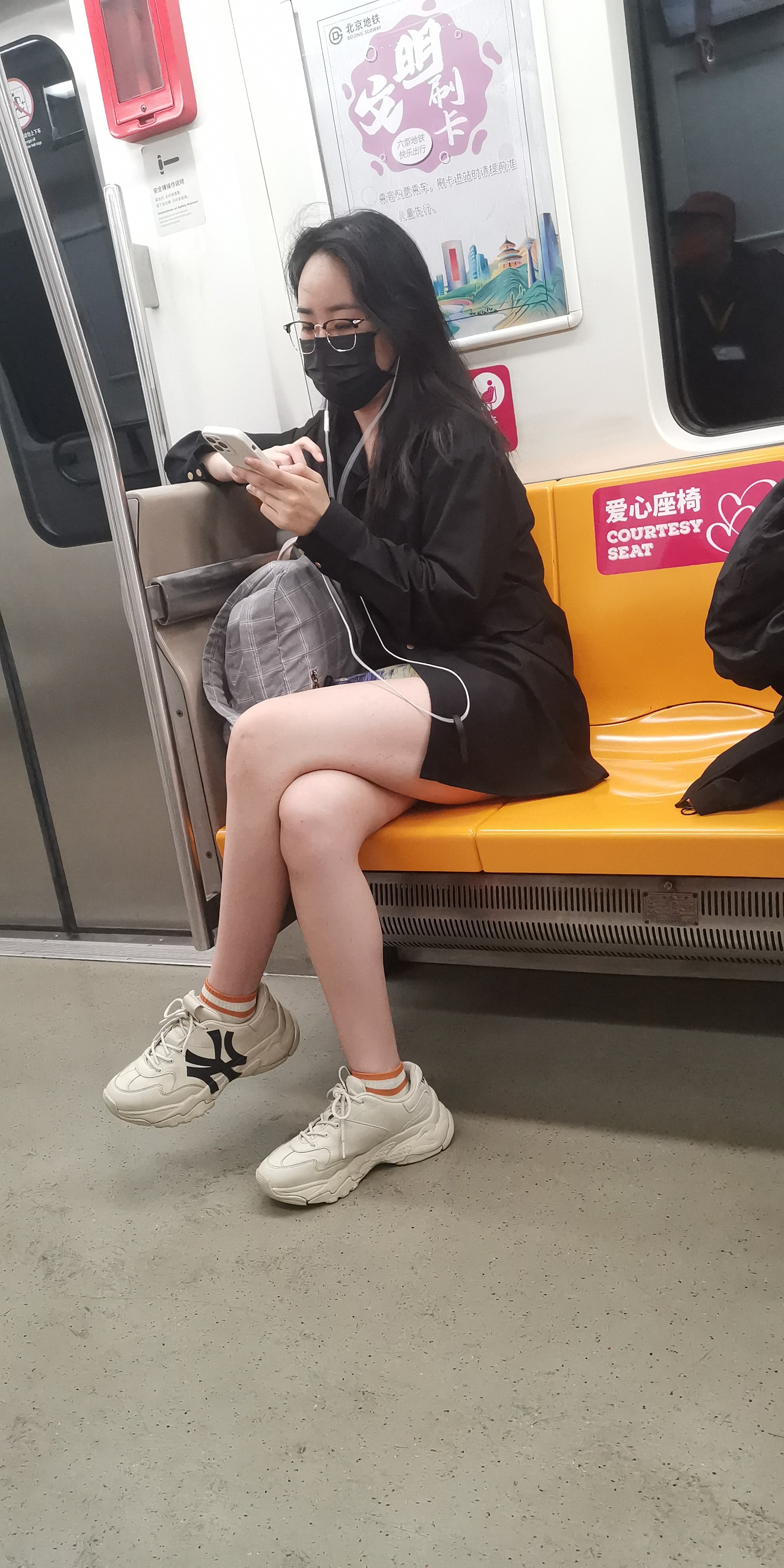 分享一下最近偷拍的腿 非猥琐角度 正常视角