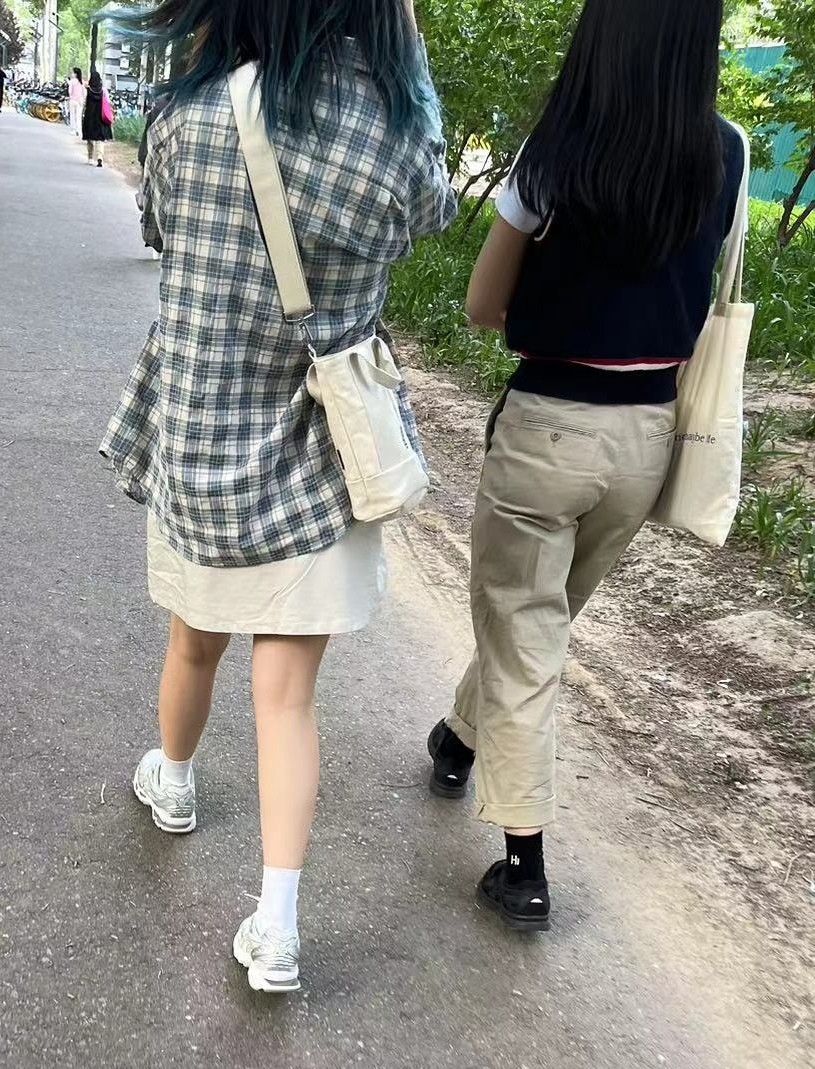 分享一下最近偷拍的腿 非猥琐角度 正常视角