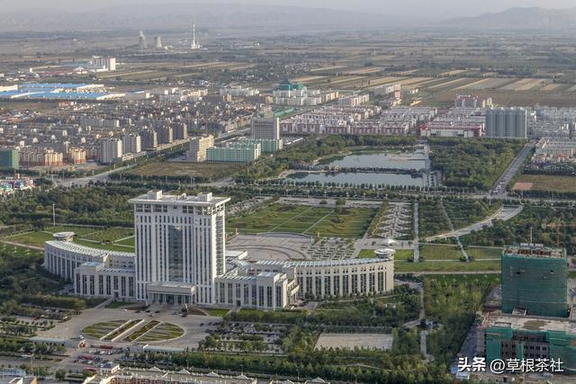听她讲述在新疆的支边往事和情感经历：她说她的雅号叫上海鸭子