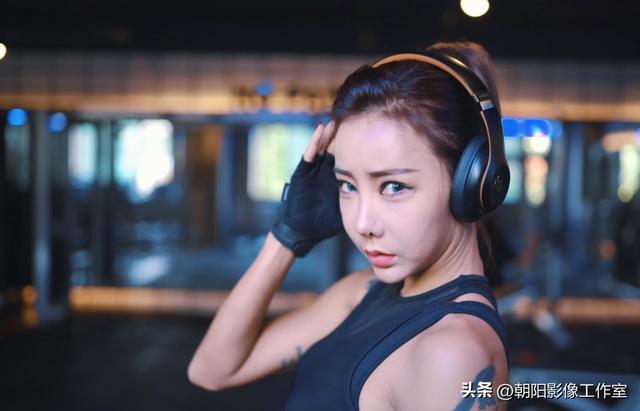 美女健身主播身材火辣，在直播间里不断秀下限，赤裸裸的暗示