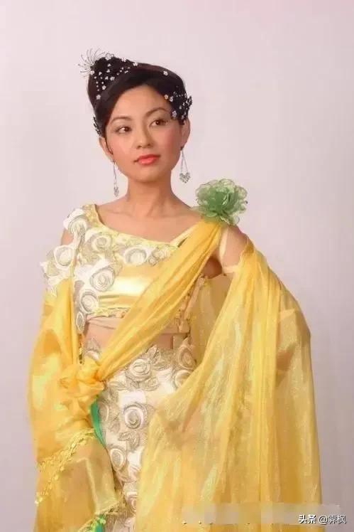 盘点穿黄衣的美女，谁最娇俏动人
