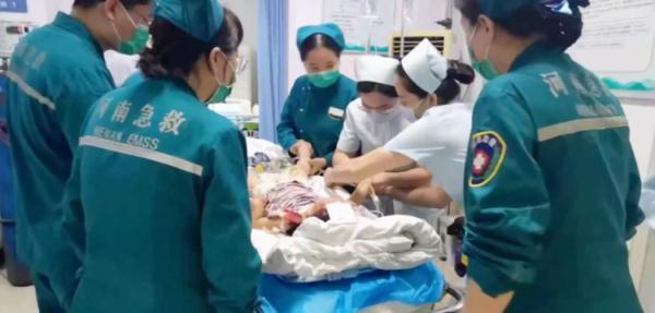 郑州3岁女童7楼坠落奇迹生还！孩子父亲哽咽发声