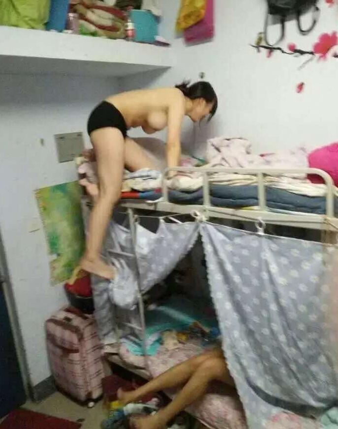 分享几张女生宿舍偷拍照片，凑合着看吧