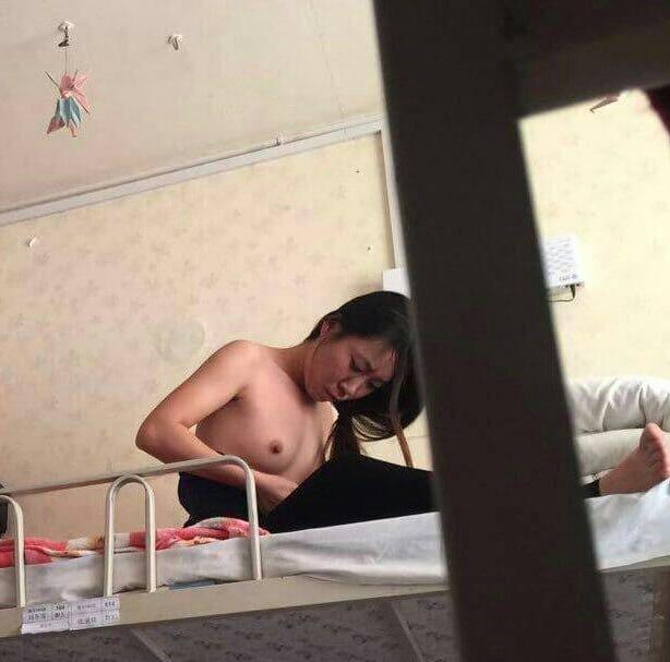 分享几张女生宿舍偷拍照片，凑合着看吧