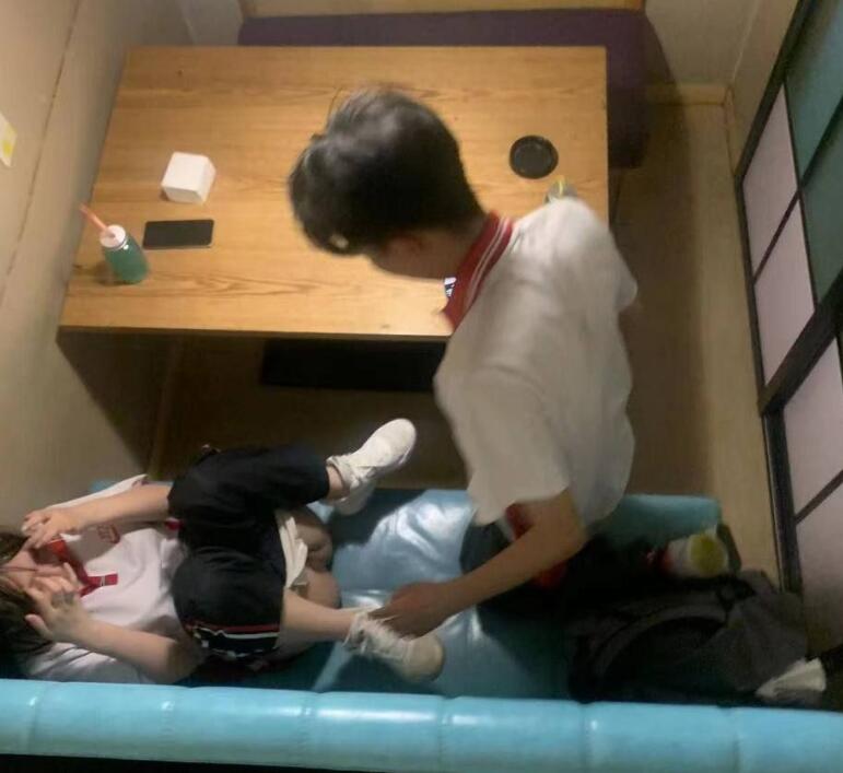 分享几张女生宿舍偷拍照片，凑合着看吧