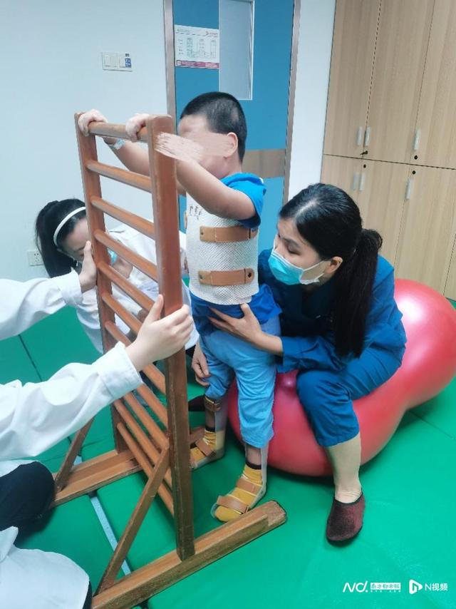 140多天后，从17楼坠落的4岁男孩重新站起来了