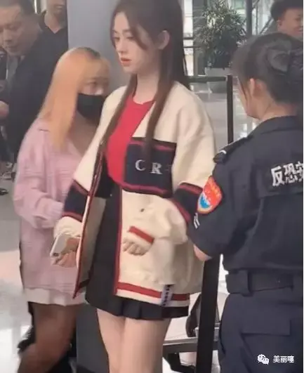 四千年美女有多白，素颜下和路人的对比，网友：皮肤也千年不遇？