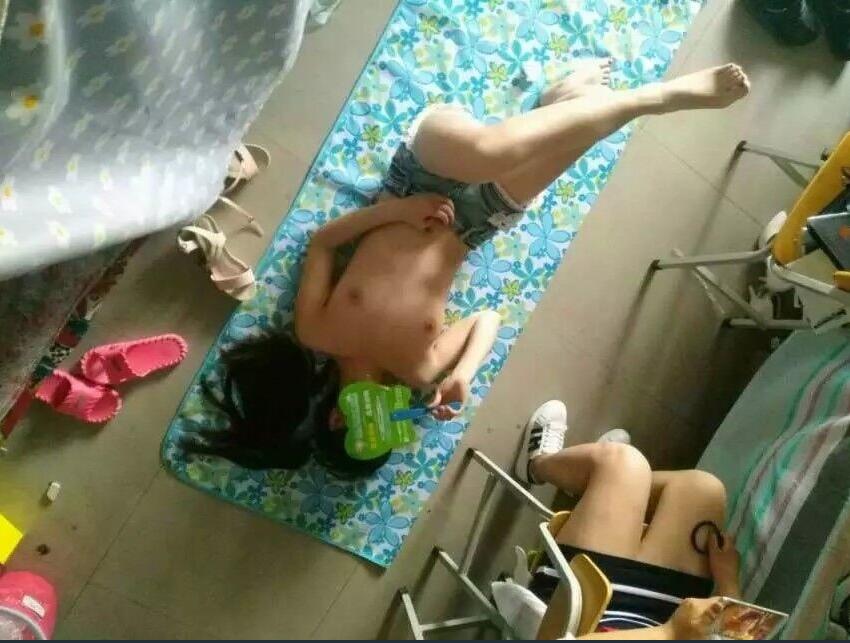 分享几张女生宿舍偷拍照片，凑合着看吧