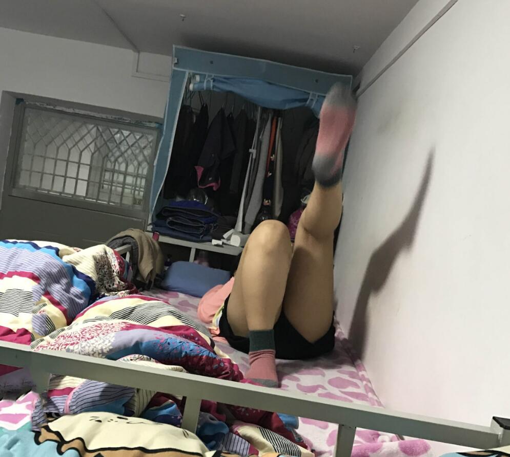 分享几张女生宿舍偷拍照片，凑合着看吧