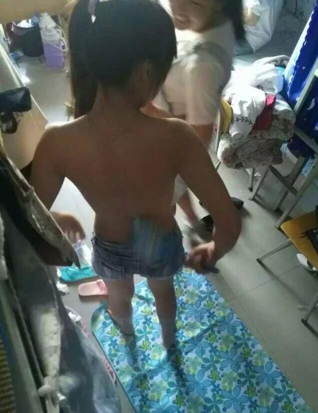 分享几张女生宿舍偷拍照片，凑合着看吧
