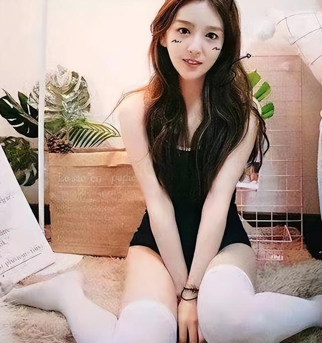 LPL两大美女同框，Rita、余霜同台争艳，张导眼里只有Rita