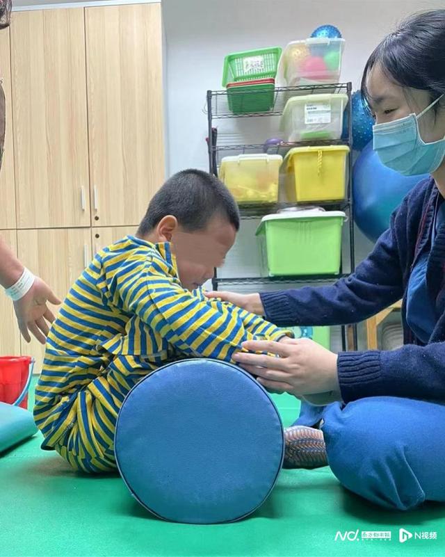 140多天后，从17楼坠落的4岁男孩重新站起来了