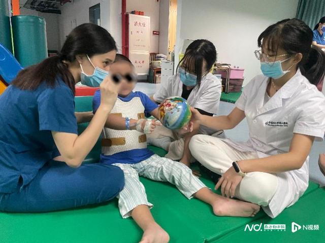 140多天后，从17楼坠落的4岁男孩重新站起来了