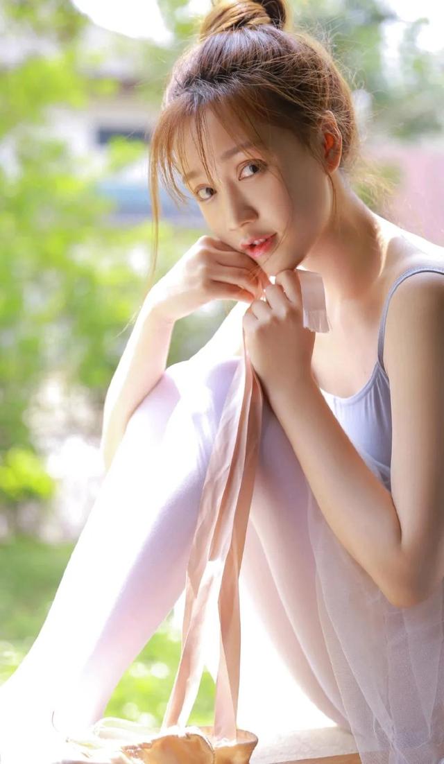 跳芭蕾舞的小姐姐，笑起来很漂亮