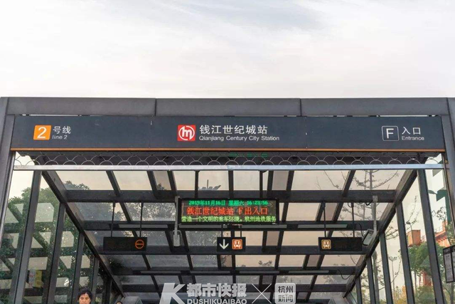 太热了，杭州姑娘穿吊带坐地铁被要求穿上外套？地铁回应：怕她感冒