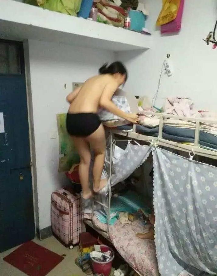 分享几张女生宿舍偷拍照片，凑合着看吧