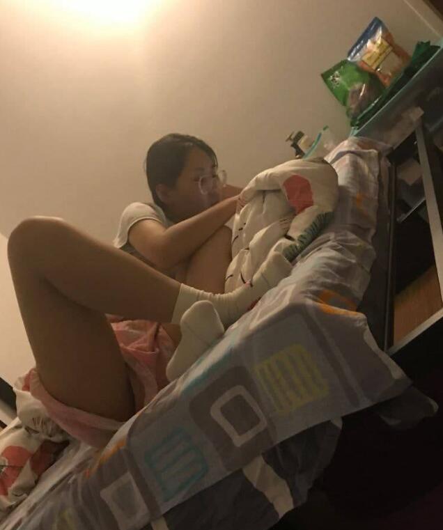 分享几张女生宿舍偷拍照片，凑合着看吧