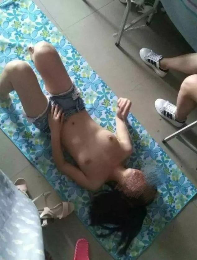 分享几张女生宿舍偷拍照片，凑合着看吧