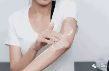 四千年美女有多白，素颜下和路人的对比，网友：皮肤也千年不遇？