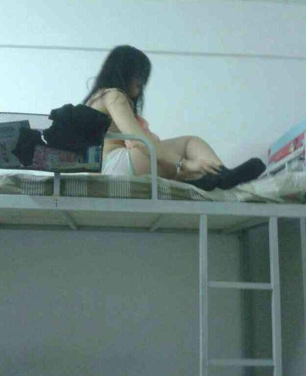分享几张女生宿舍偷拍照片，凑合着看吧