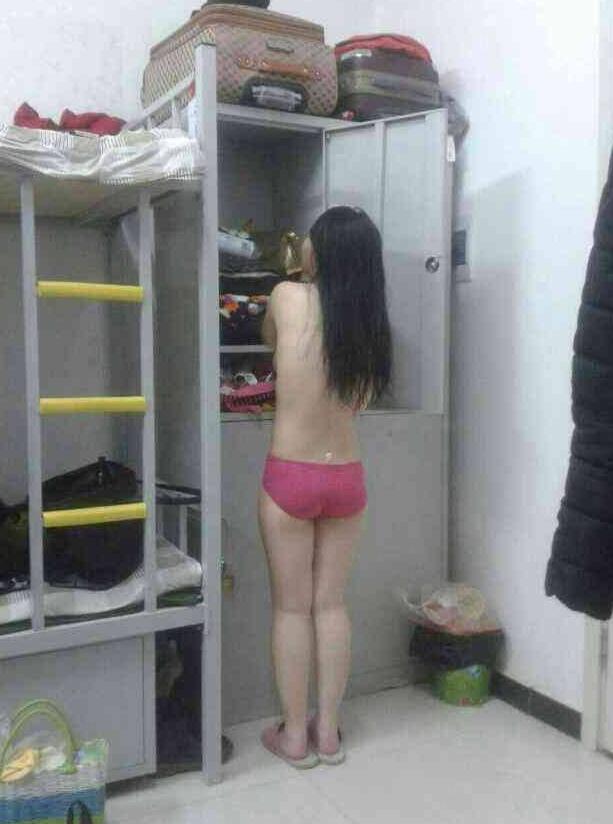 分享几张女生宿舍偷拍照片，凑合着看吧