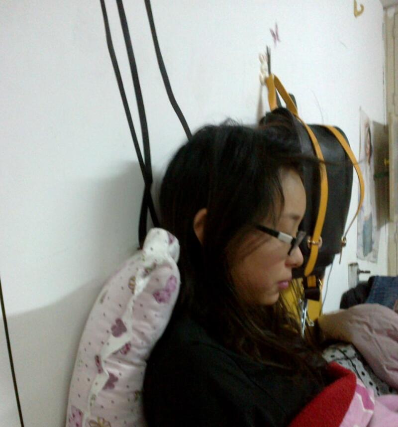 分享几张女生宿舍偷拍照片，凑合着看吧