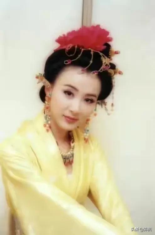 盘点穿黄衣的美女，谁最娇俏动人