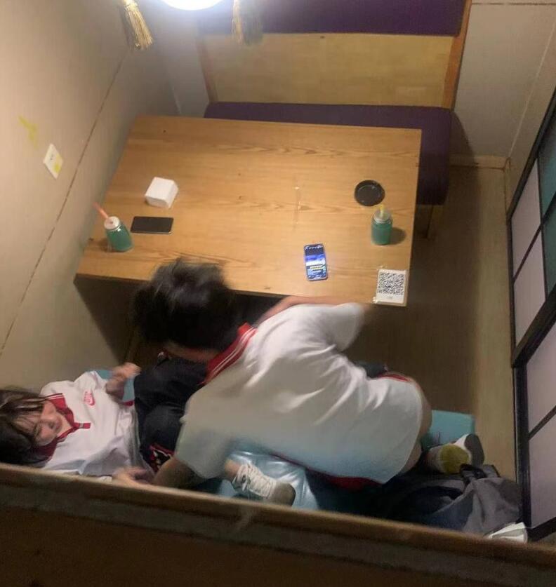 分享几张女生宿舍偷拍照片，凑合着看吧