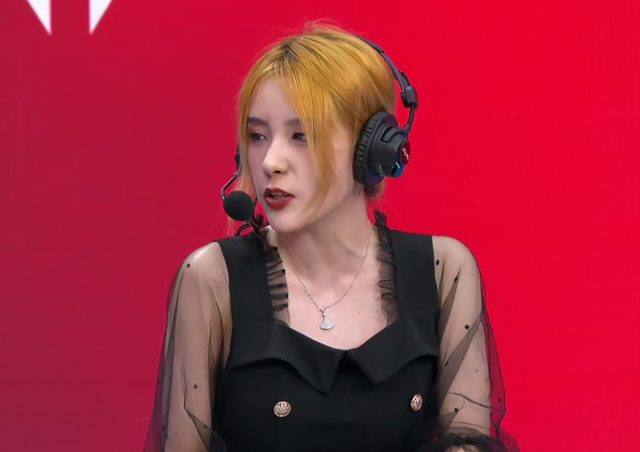 LPL两大美女同框，Rita、余霜同台争艳，张导眼里只有Rita