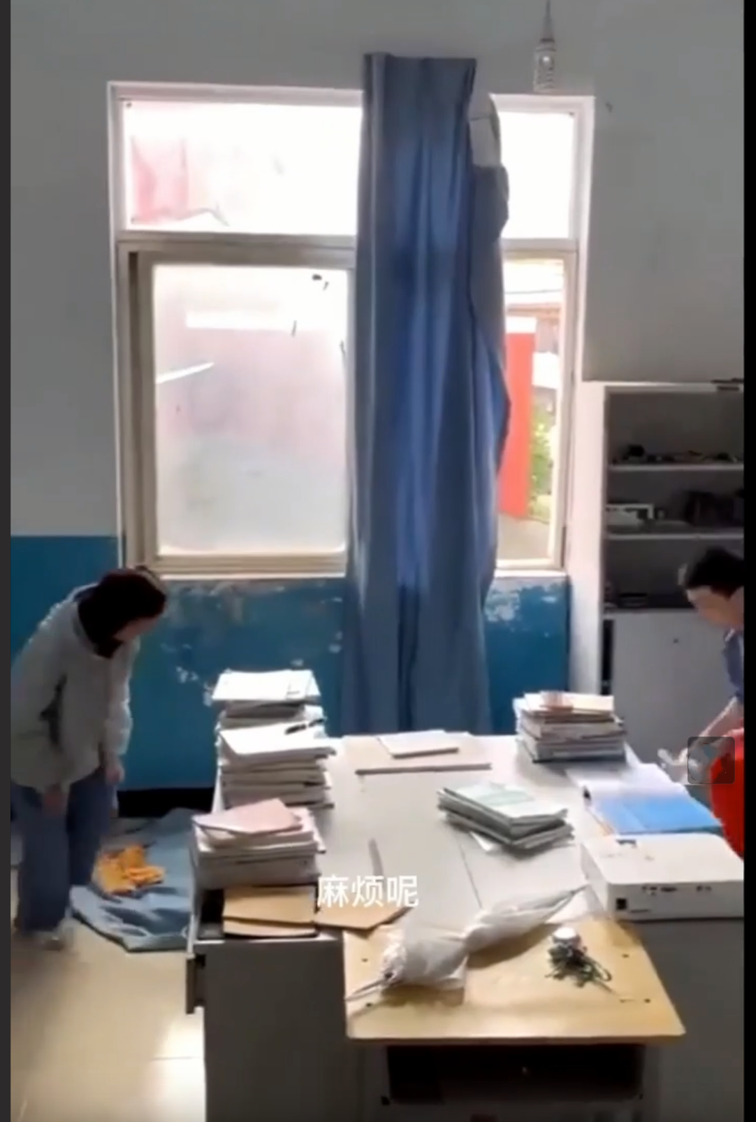 离大谱 云南昆明农业大学学生情侣在教室里啪啪 被多位老师当场堵门！ 直接吓阳痿了！