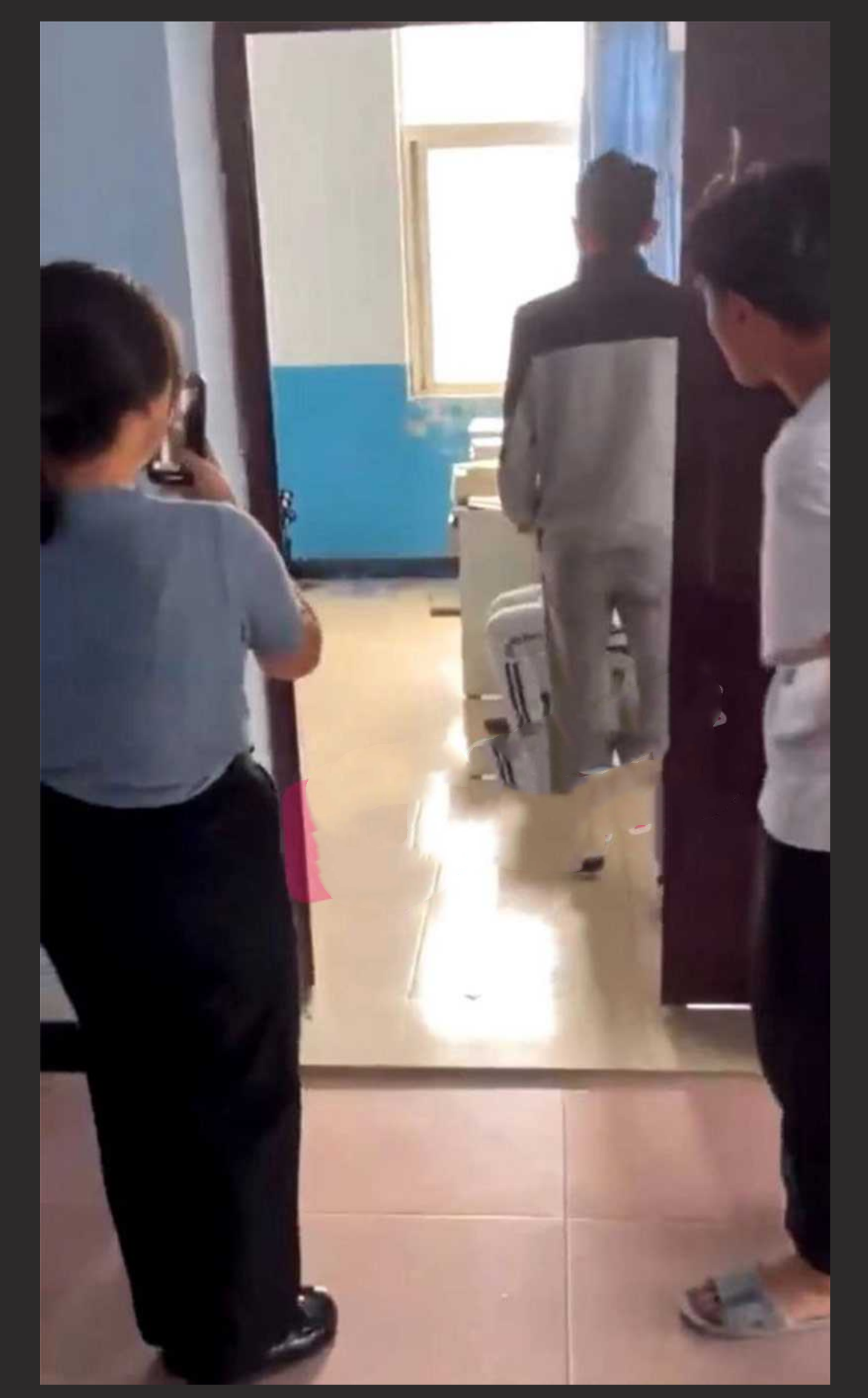 离大谱 云南昆明农业大学学生情侣在教室里啪啪 被多位老师当场堵门！ 直接吓阳痿了！