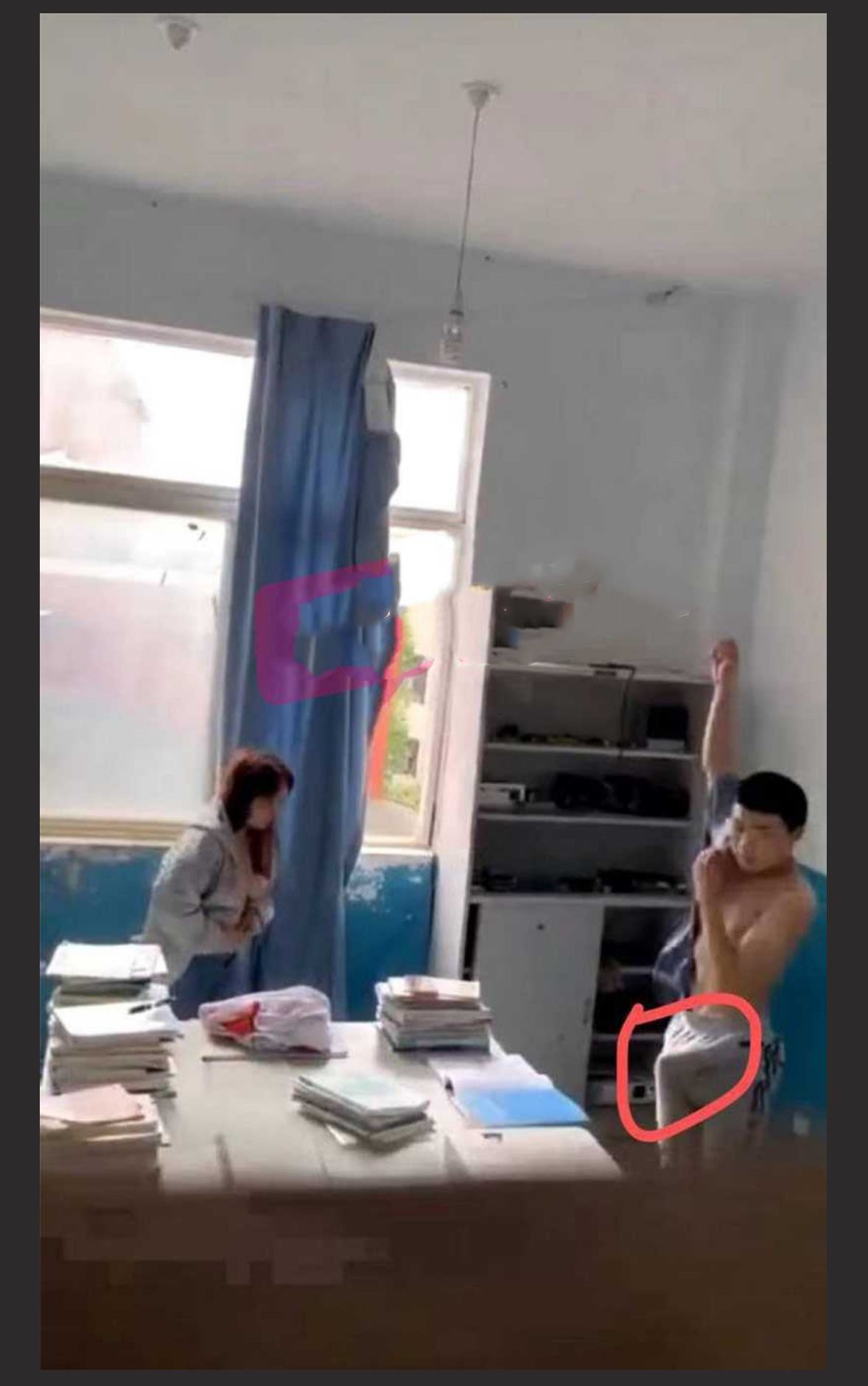 离大谱 云南昆明农业大学学生情侣在教室里啪啪 被多位老师当场堵门！ 直接吓阳痿了！