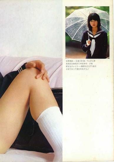 80年代日本反差婊：端庄学生装下，粉红乳头与透明内裤