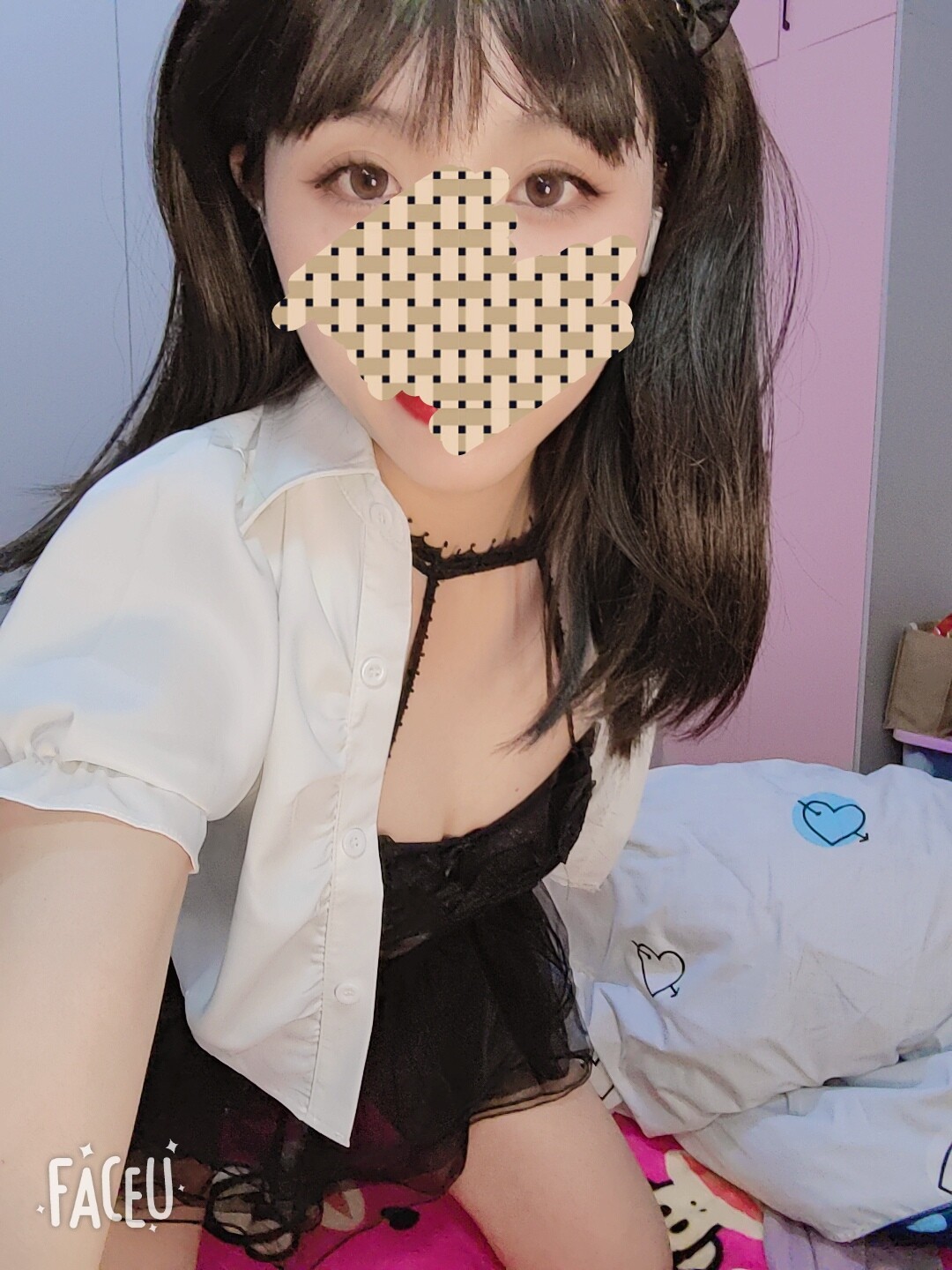 清纯表妹被各种怼阴唇骗炮，最后套牢表哥鸡巴