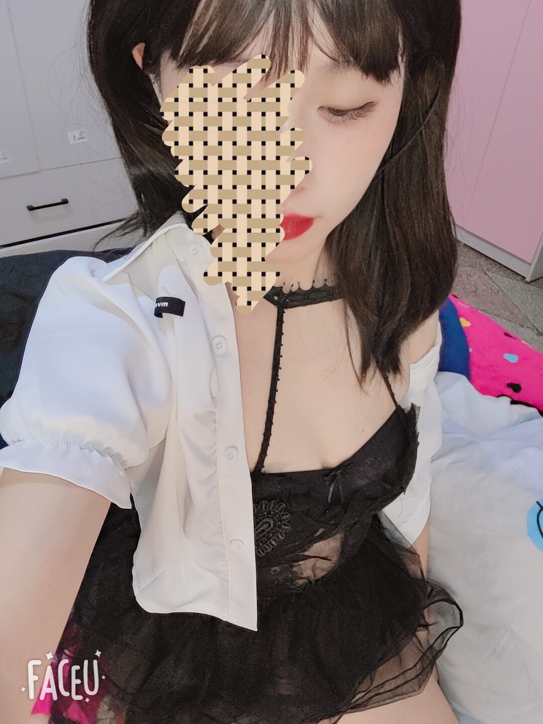 清纯表妹被各种怼阴唇骗炮，最后套牢表哥鸡巴
