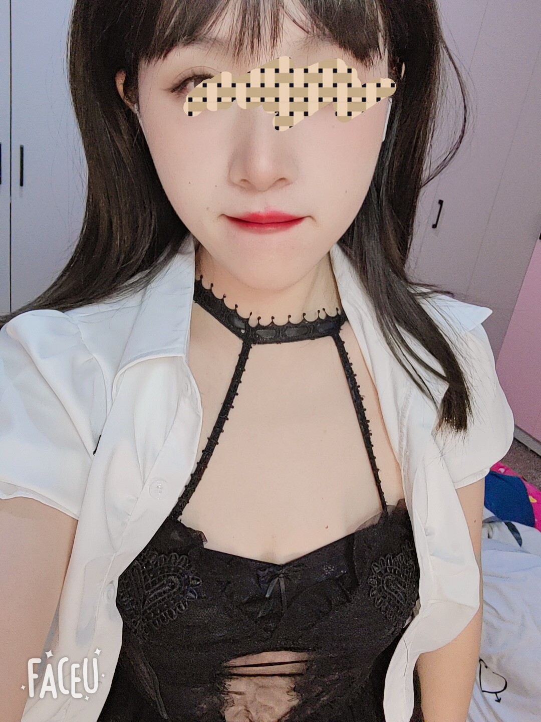 清纯表妹被各种怼阴唇骗炮，最后套牢表哥鸡巴
