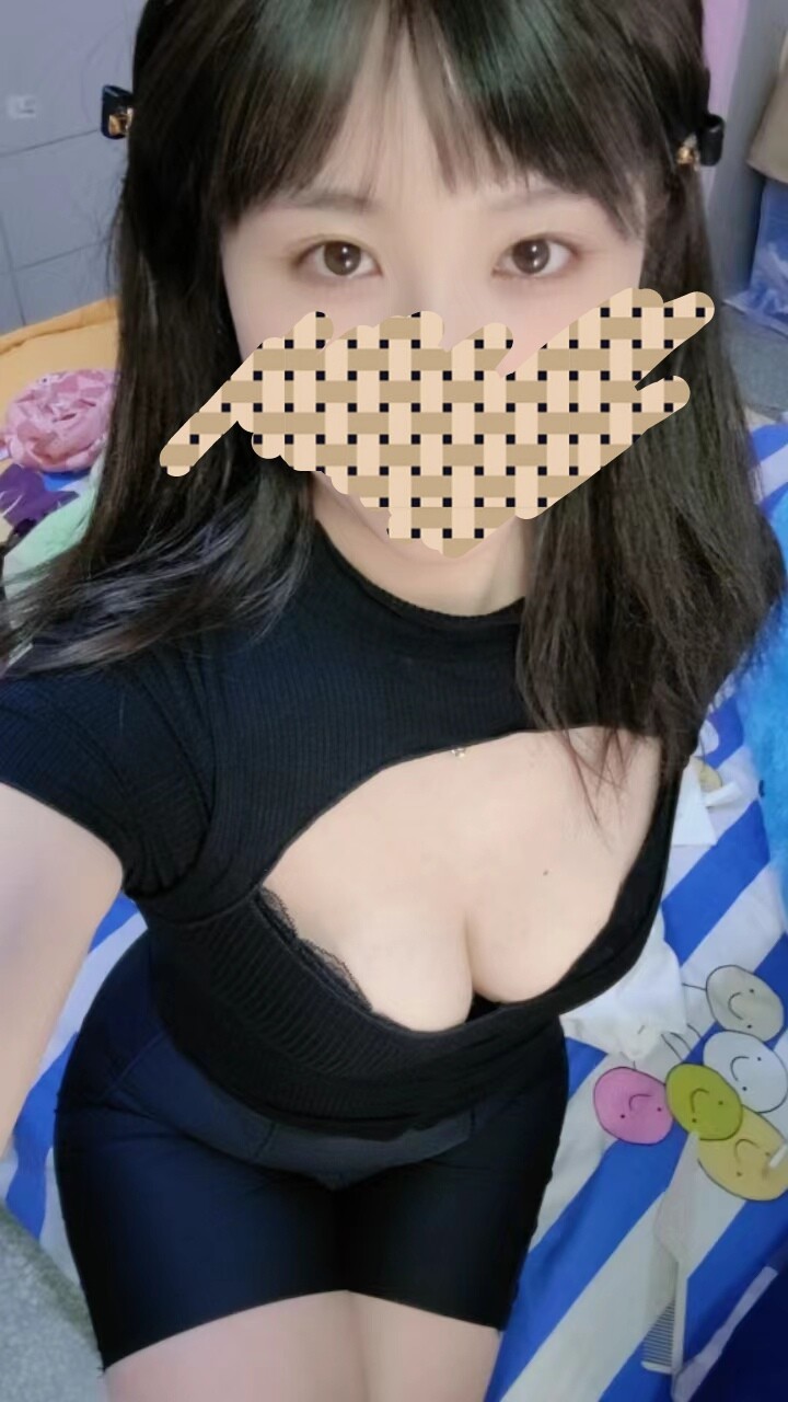 清纯表妹被各种怼阴唇骗炮，最后套牢表哥鸡巴