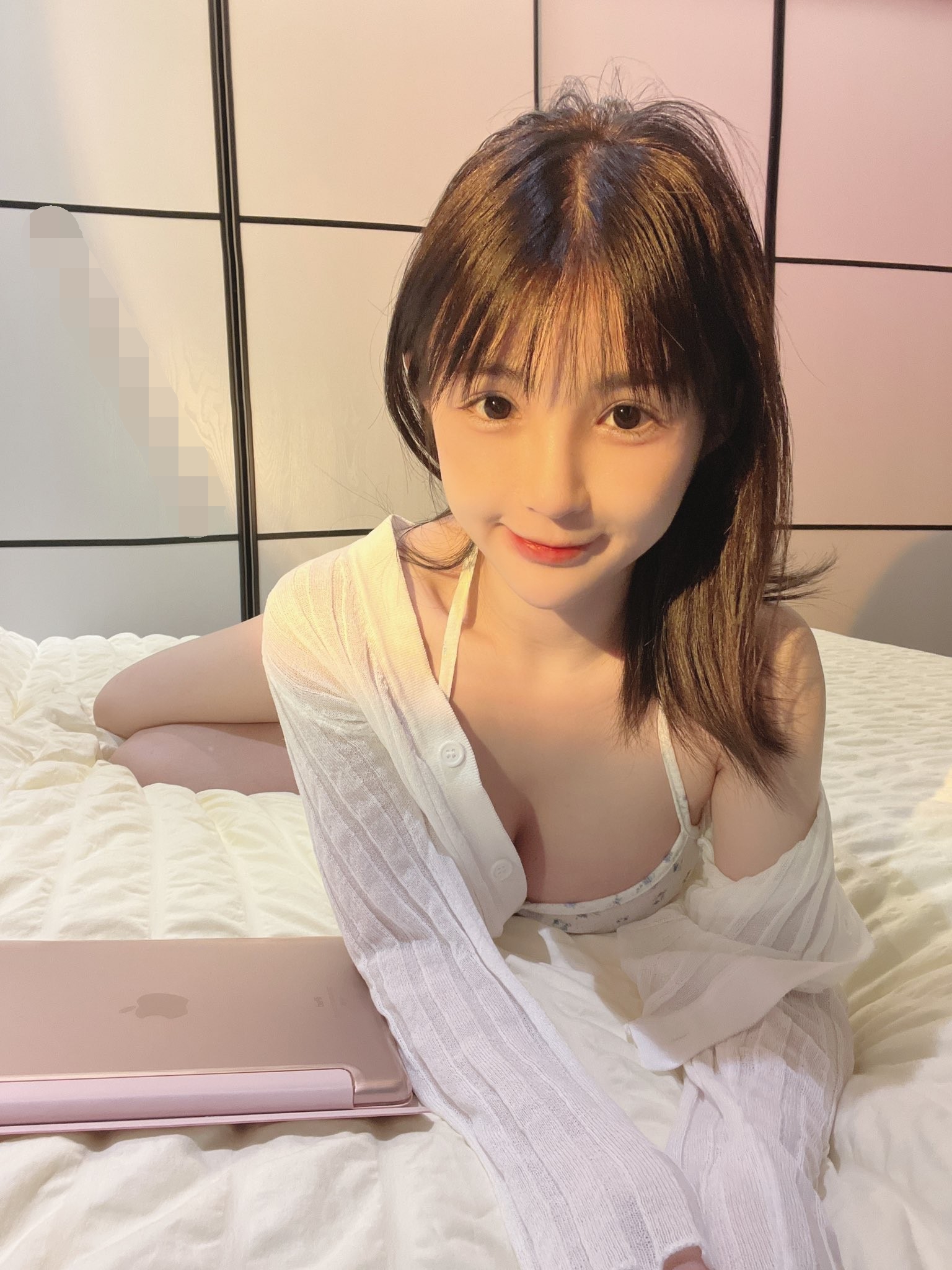 考研妹妹第一人称视角 白皙透粉 做的时候她会还自己按摩阴蒂 下面粉嫩嫩的 无套的感觉非常紧致 超敏感