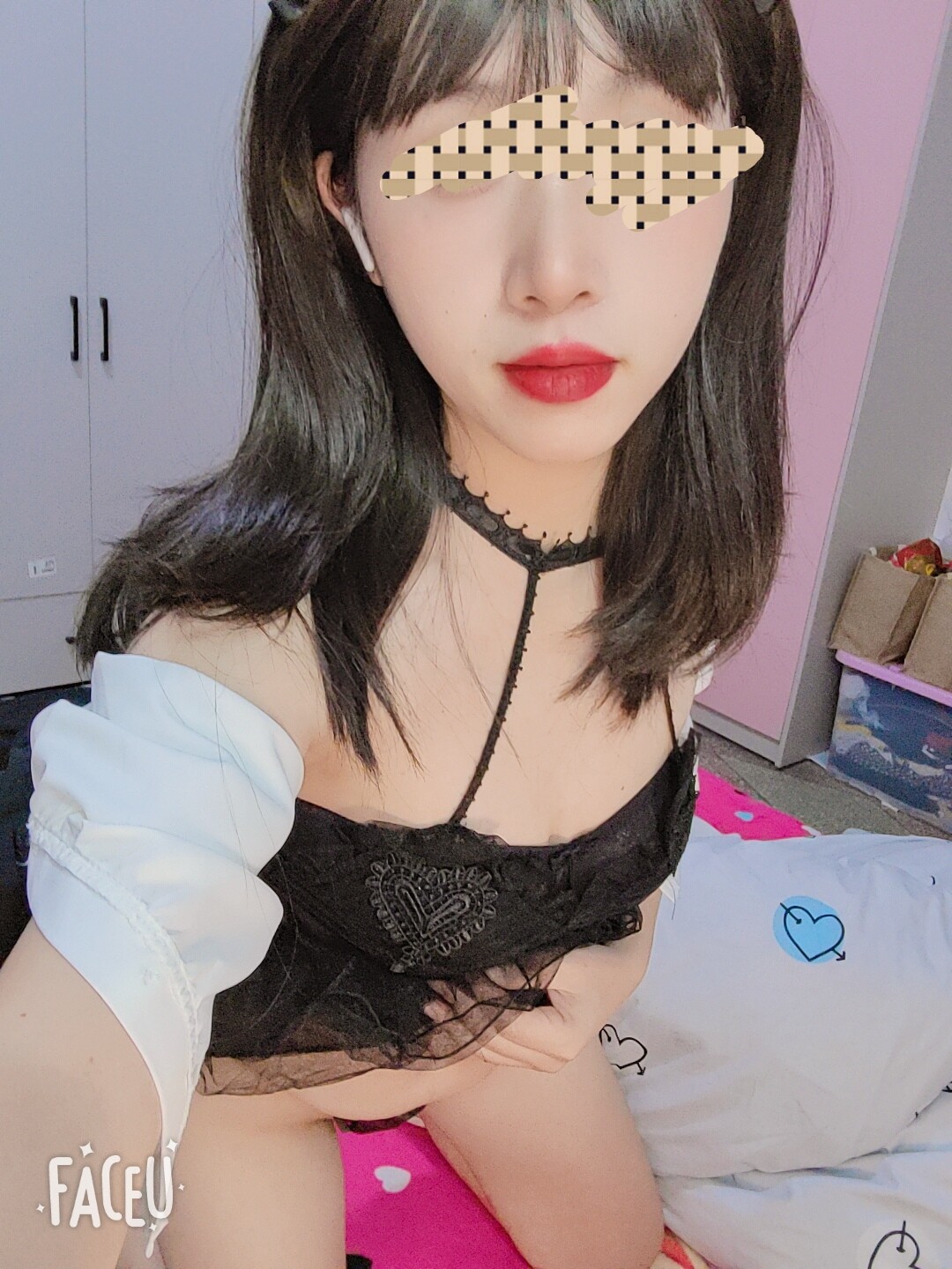 清纯表妹被各种怼阴唇骗炮，最后套牢表哥鸡巴