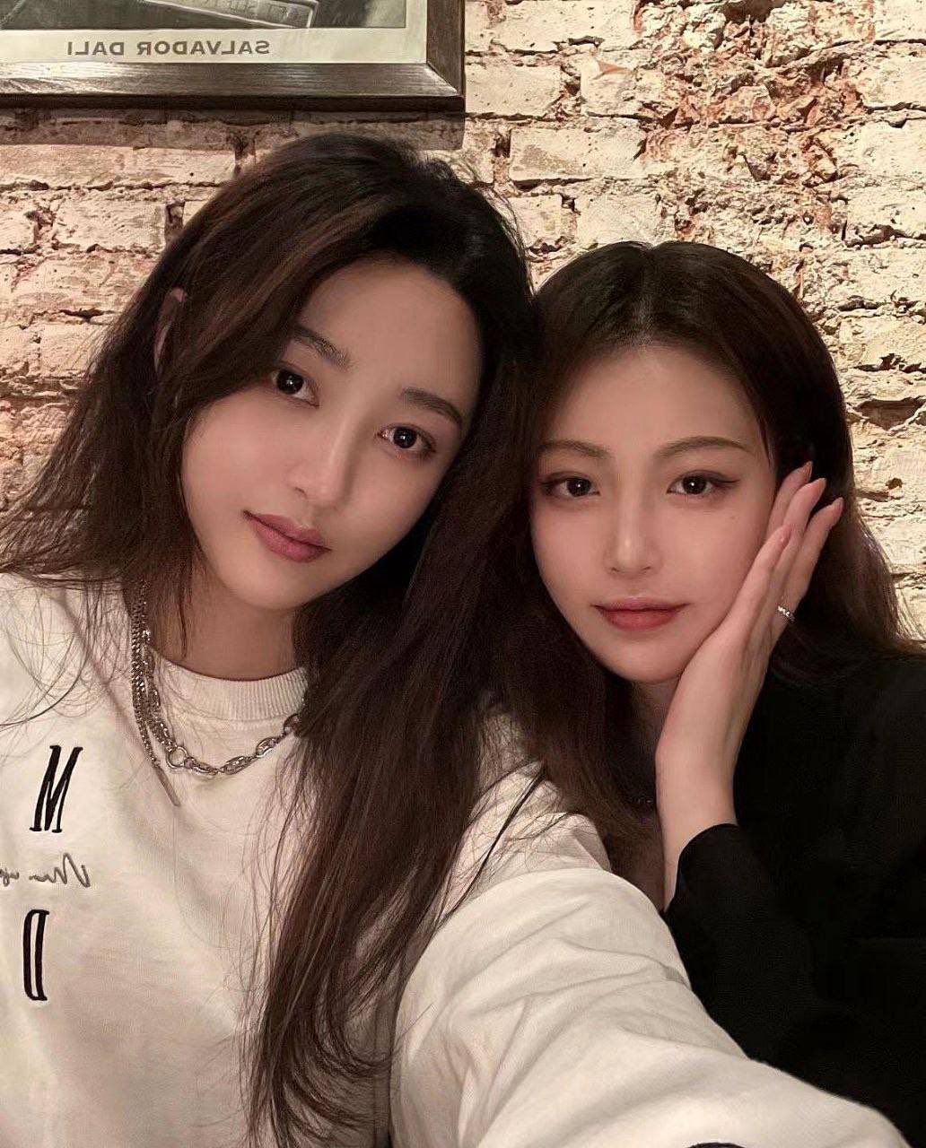 一次两个眼镜娘 连闺蜜一起上，好姐妹就要一起玩，黑丝闺蜜互玩舔逼 被大洋吊玩双飞 体验不一样的感觉