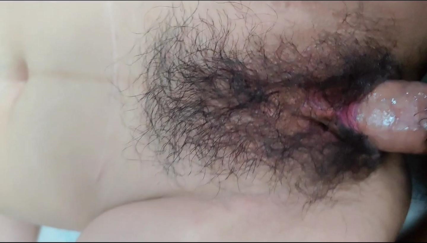 在我妈动情自慰时 突然出击,终于如愿挺入我妈温暖湿热的小穴