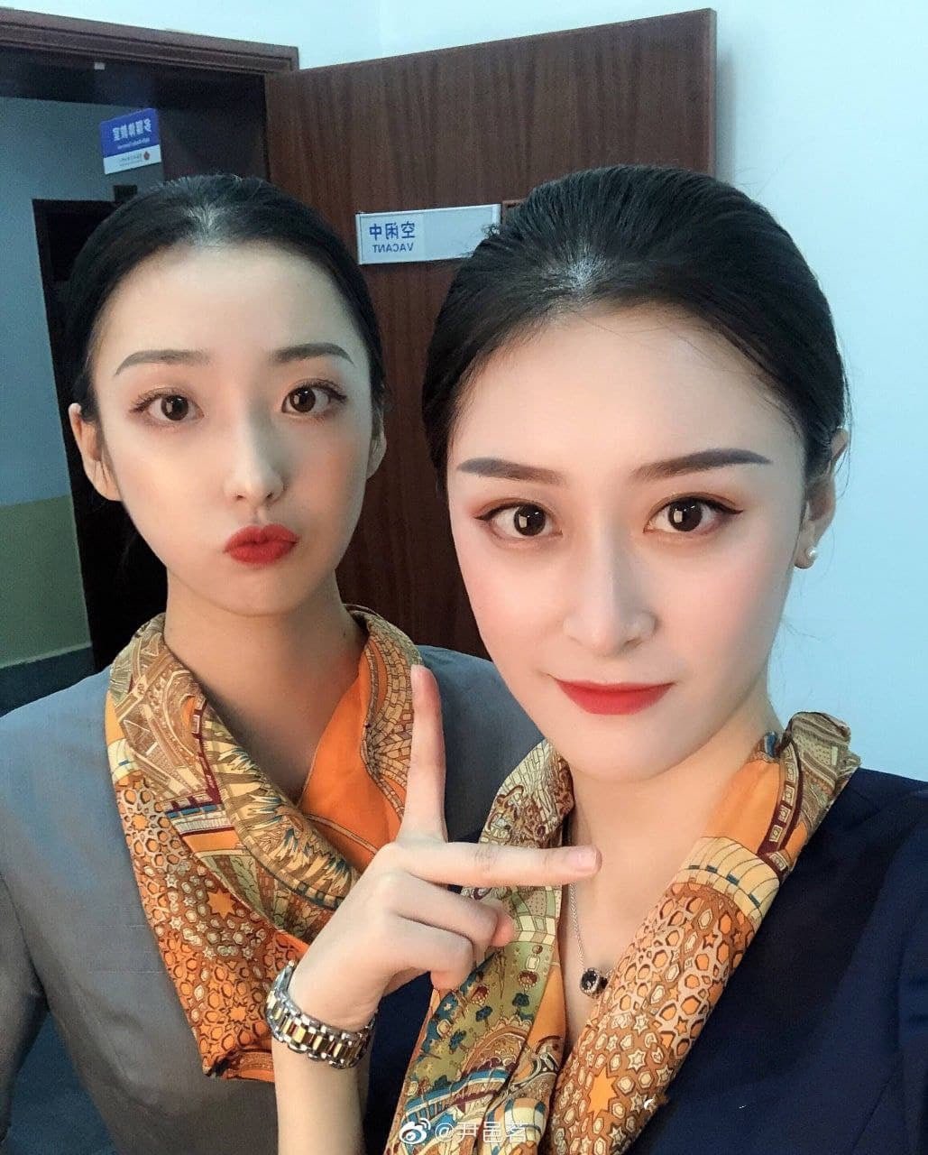 一次两个眼镜娘 连闺蜜一起上，好姐妹就要一起玩，黑丝闺蜜互玩舔逼 被大洋吊玩双飞 体验不一样的感觉