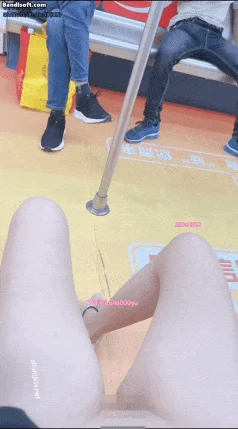 【露出网红 极品身材】顶级露出艺术家『娜娜』九月最新私拍 地铁户外 人前露出 乘客都看傻眼了