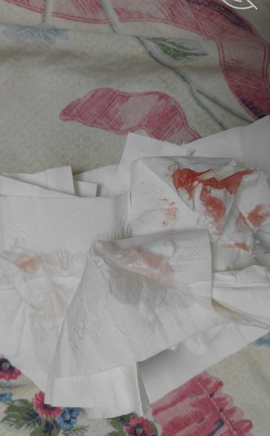 在我妈动情自慰时 突然出击，终于如愿挺入我妈温暖湿热的小穴