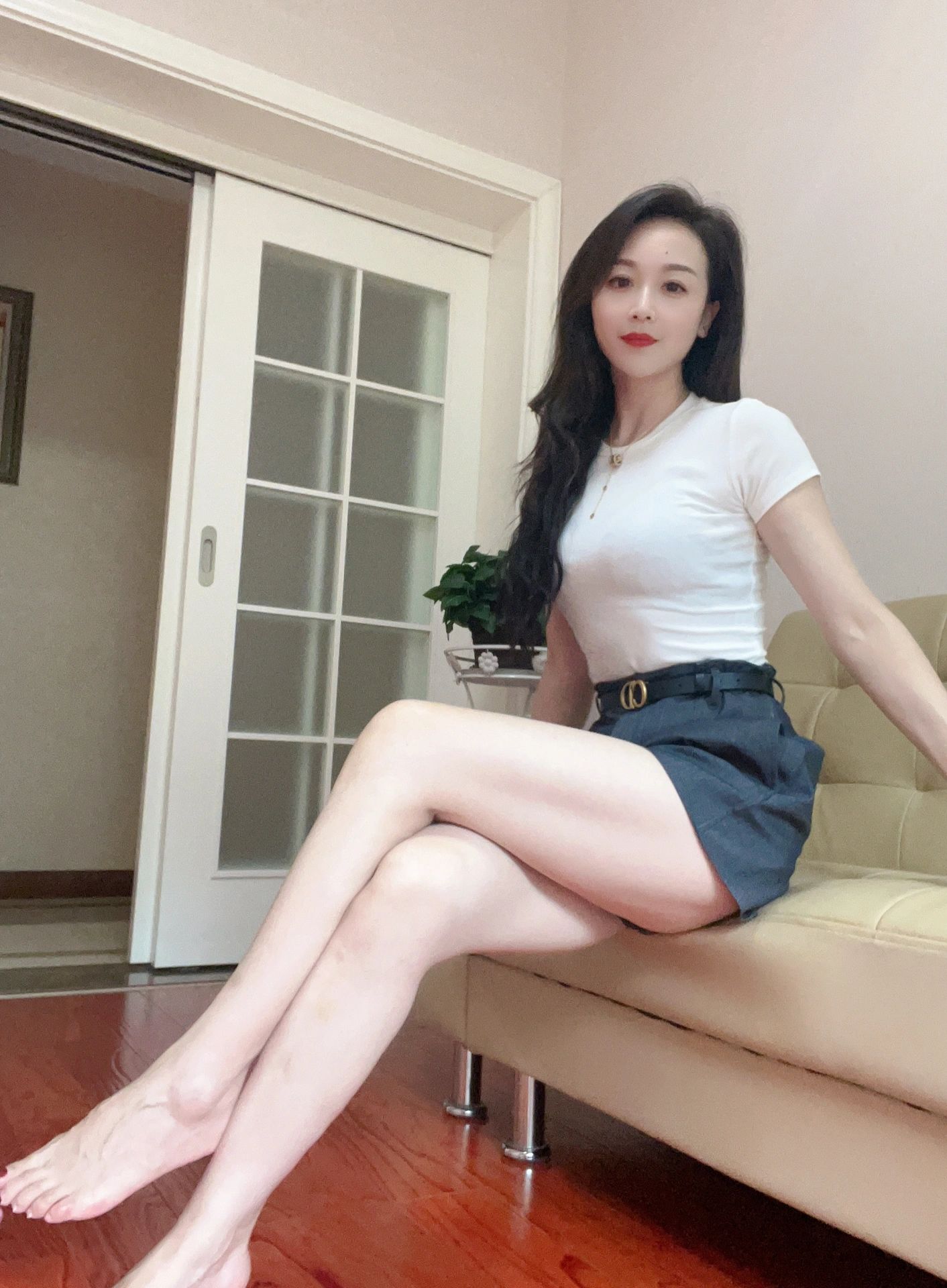 身材超棒的小母狗穿上情趣婚纱别有一番风味,淫贱小母狗四人行，性感黑丝情趣一边打屁股一边辱骂用力操