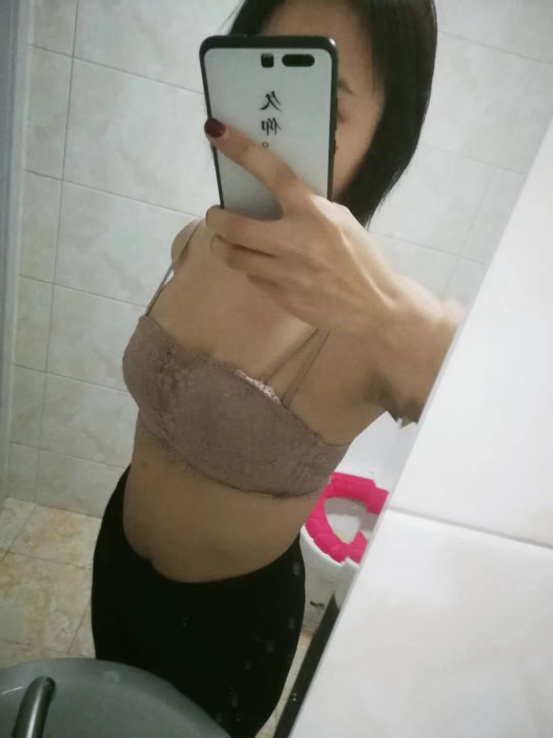 单身母狗 在酒吧卡台被X