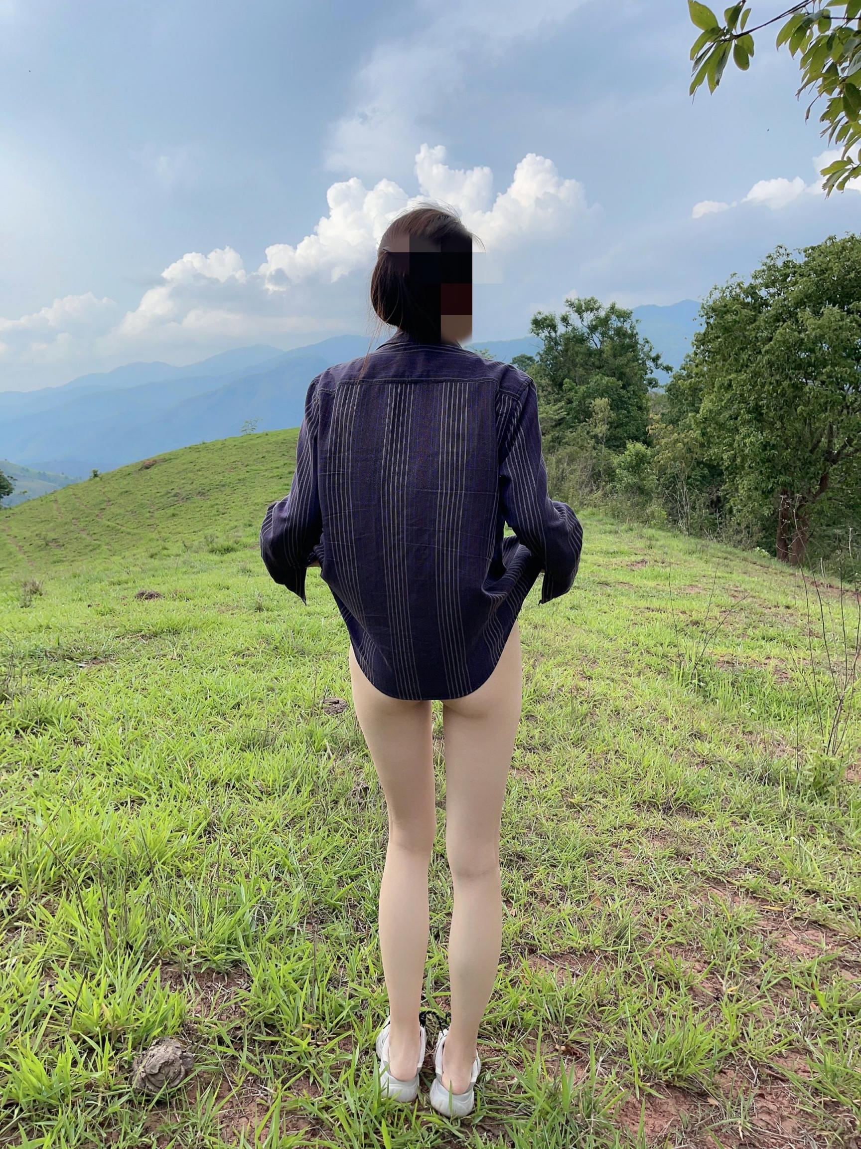 露出拍照 身体和大自然一起展现才有骚气侧露的感觉 让更多人欣赏到骚妻的美体